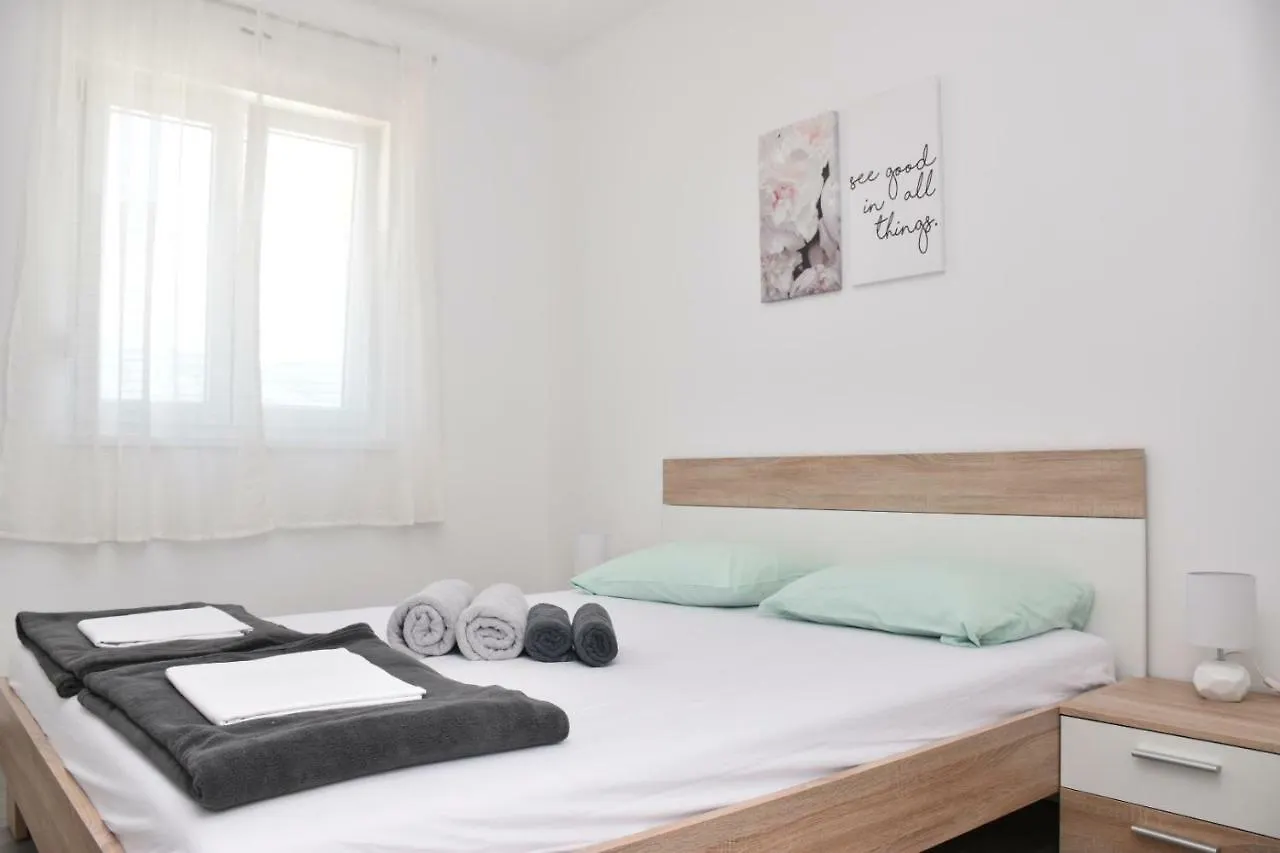 Apartments Mino Razanac